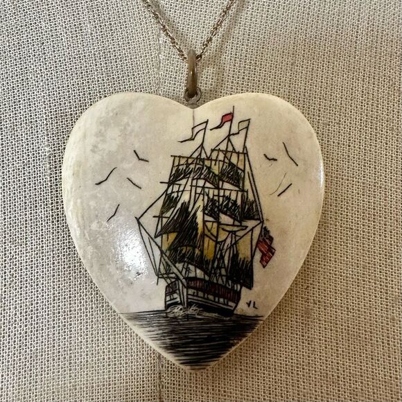 Bone scrimshaw heart boat pendant necklace - Picture 1 of 8